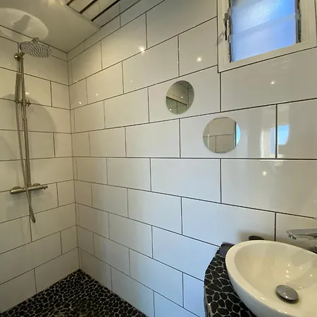 Appartement Charmant T2 A 350m De La Plage Avec Terrasse Et Garage A - Fr-1-539-44 *